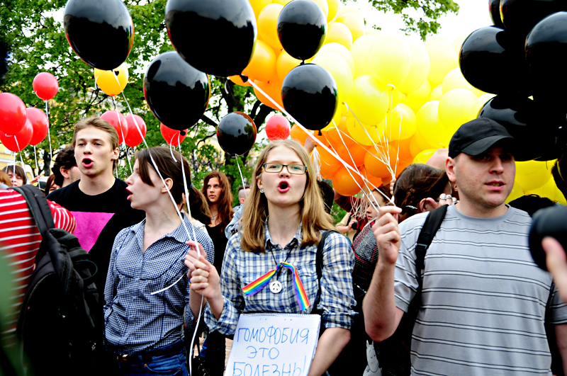 St. Petersburg protesters released rainbow-colored balloons in support of LGBT rights and black balloons to protest violence against gays. (Photo by Olga Wagina)