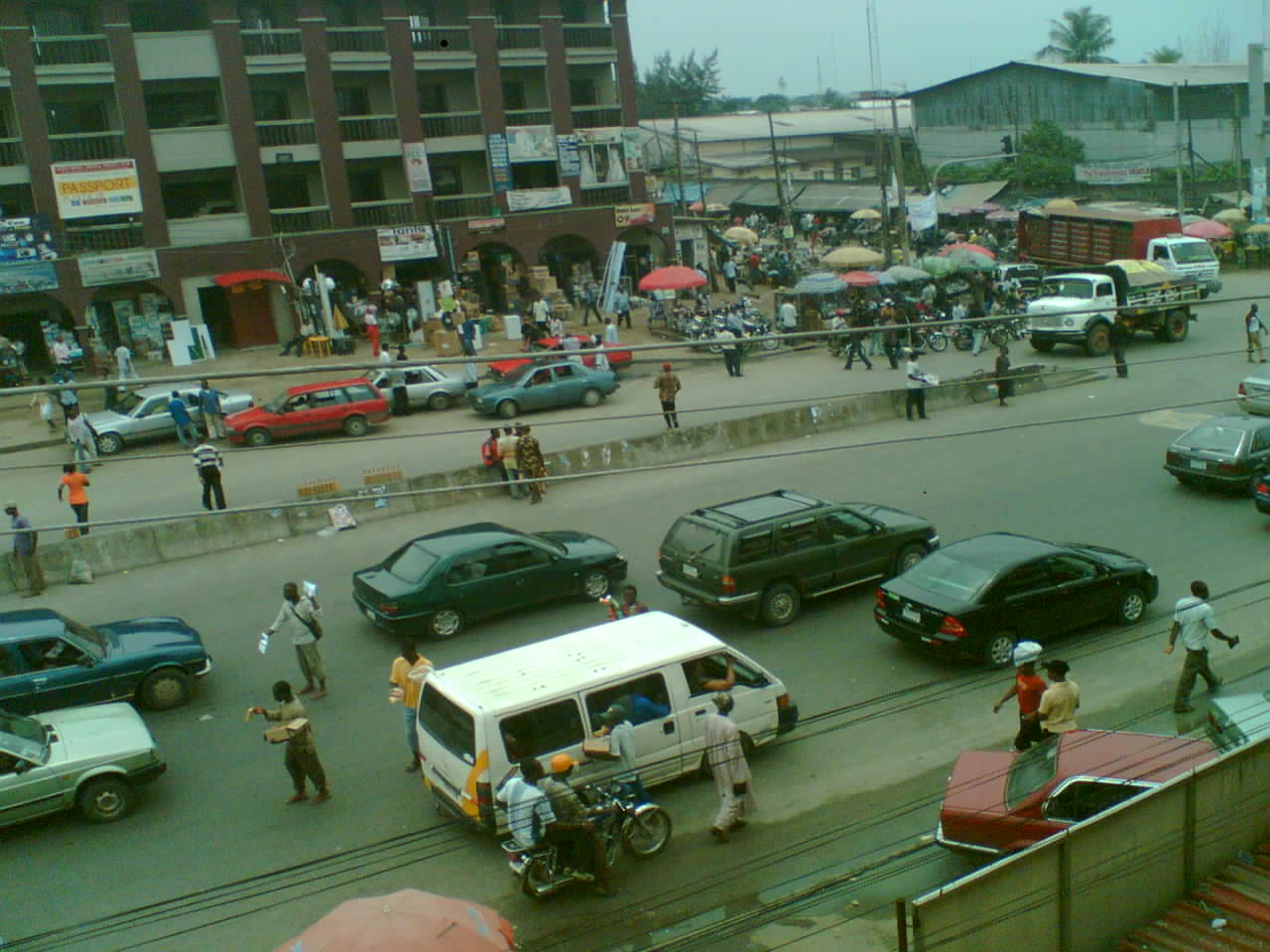 Port Harcourt street scene (Photo by Utibe4you via Wikimedia Commons)