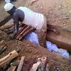 Muhadh Ishmael was wrapped in sheet and then buried. (Photo by Joseph Odero)