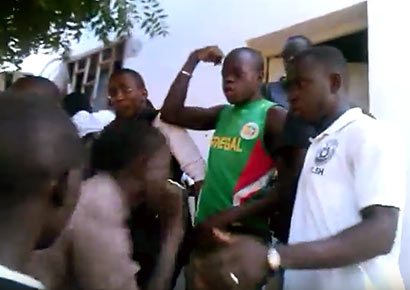 Students at Cheikh Anta Diop University argue over how an allegedly gay man escaped from them. (Photo courtesy of The Observers)