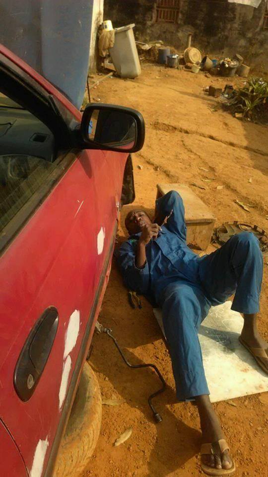 Guillaume Albert Medouma travaille sur sa voiture. (Photo de Dominique Menoga)