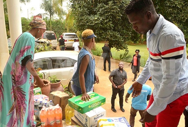 Ugandan signers show their support for Bobi Wine, delivering gifts to his wife. (Ashraf Kasirye photo courtesy of New Vision)