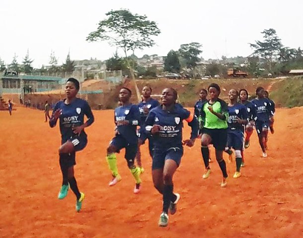 Stenie in the past: Training with her team, Intersport of Yaoundé.