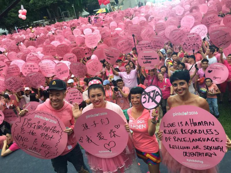 As many as 20,000 people gather in Singapore for the Pink Dot festival, which seeks recognition of the human rights of LGBTI people. (Photo courtesy of Yahoo)