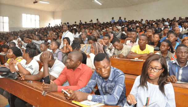 Des étudiants dans une classe à l'L'Université de Yaoundé II. (Photo de Wikipedia)