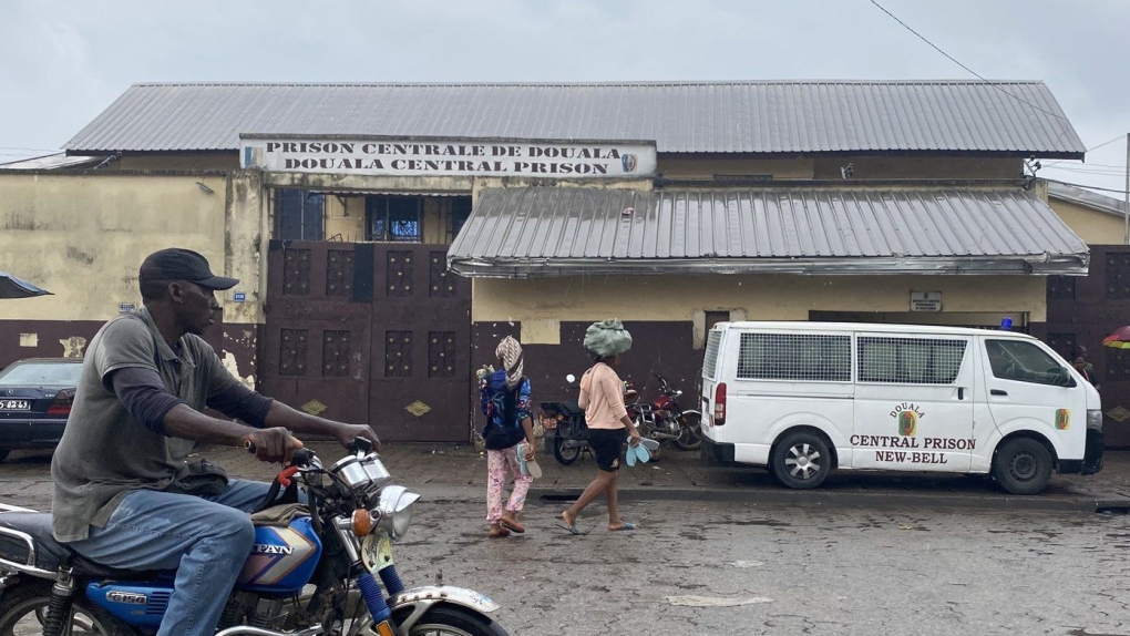 De centrale gevangenis New Bell in Douala, Kameroen. (Foto: Dylan Robertson met dank aan The Canadian Press)