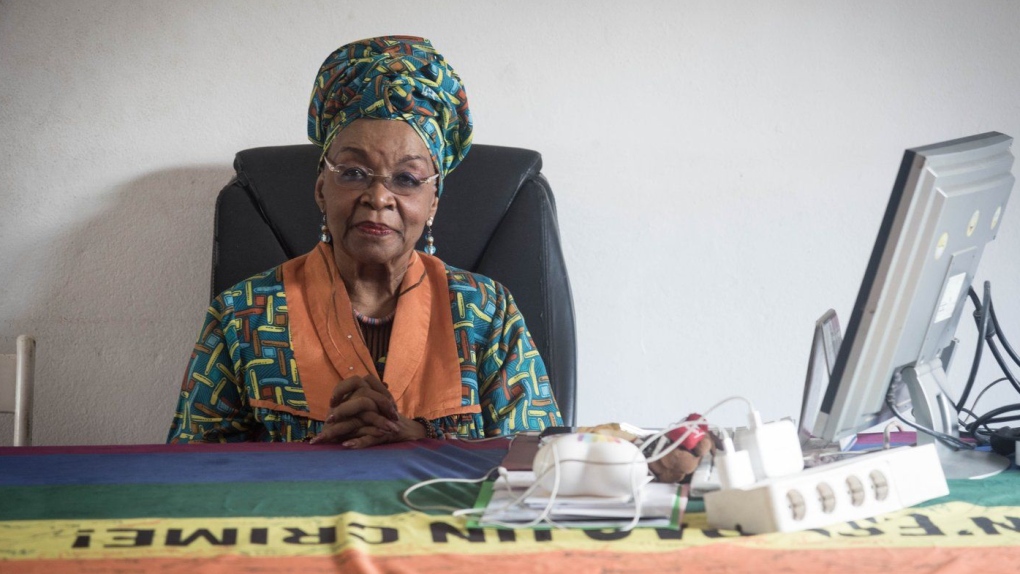 Mensenrechtenadvocaat Alice Nkom, oprichter van de Association for the Defence of Homosexual Rights (ADEFHO), is te zien in haar kantoor in Douala, Kameroen. (Foto: Zacharie Ngnogue met dank aan The Canadian Press)