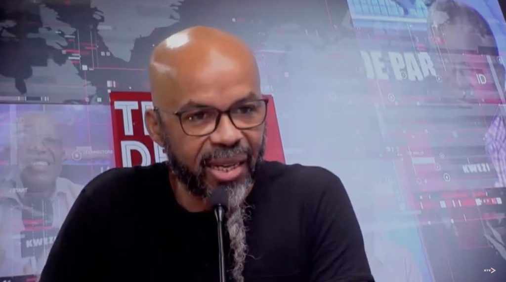 A pioneer in the fight against HIV in Mayotte, Moncef Mouhoudhoire heads Nariké M’sada, the first local organization led by a native and endogenous person in Mayotte (@Kwezi TV).