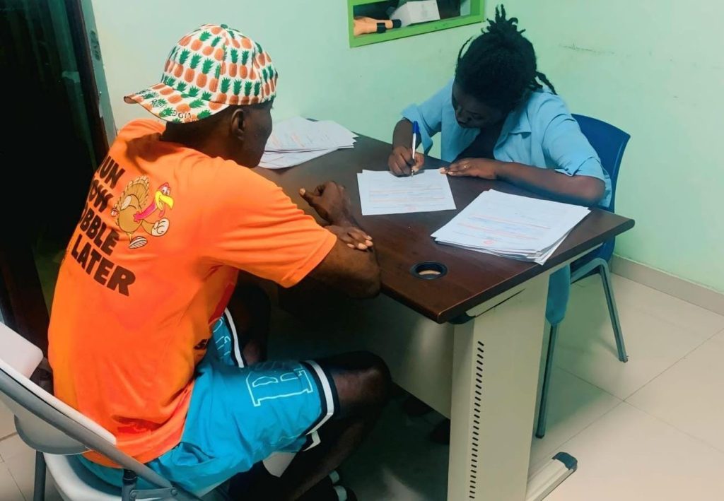 Social workers seek to identify the needs of displaced persons (Photo by @merlinjean).