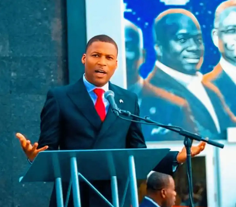 Pastor Gregory Toussaint during a sermon resembling a political rally (Photo courtesy of @Kozé Krétyen)