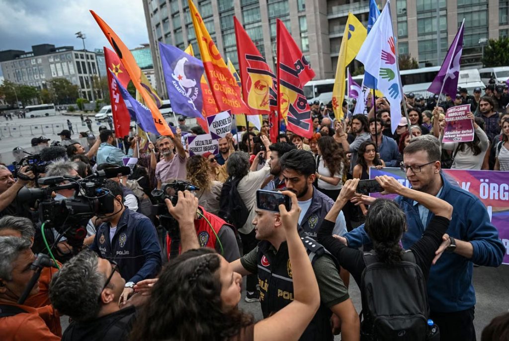 Police in Turkey on Sept. 15, 2026, push back journalists covering a protest in favor of LGBTQ rights outside Istanbul's courthouse. (Ozan Kose photo courtesy of AFP / Le Monde)