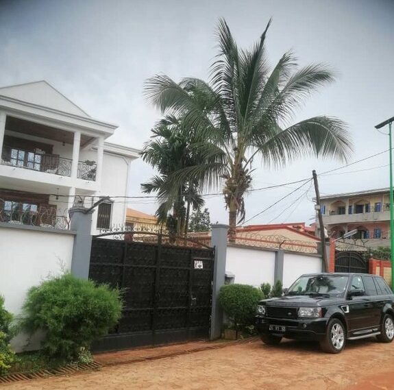 A residential street in the Biteng neigborhood of Cameroon. (Photo courtesy of Expedia)